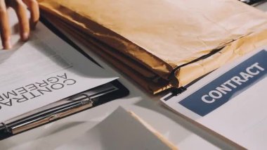 Kapat - Masadaki sözleşmenin kapanışı.