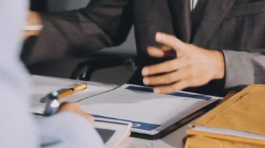 İş adamı ofiste sözleşme imzalıyor.