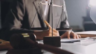 Teraziler, adalet, hukuk, tokmak ve adalet belgeleriyle çalışan avukat, avukat, avukat, avukat ve avukat.