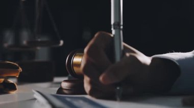 Yargıç Tokmak ve terazi mahkeme salonunda. Hukuk kavramı