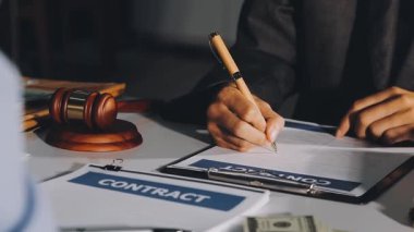 Takım elbiseli işadamı ofiste sözleşme imzaladı, iş konsepti