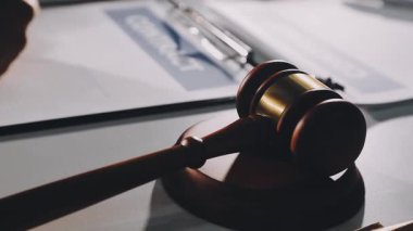 Yargıç Tokmak ve tahta arka plan kitabı