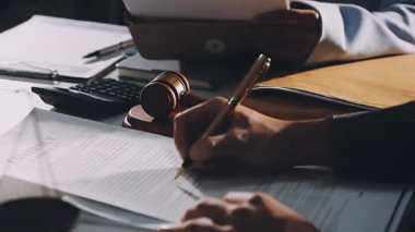 İş adamı iş yerinde belge imzalıyor