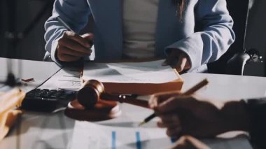 Belgeler ve belgelerle ofiste çalışan iş kadını..