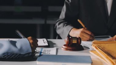 Ofisinde evrakları olan işadamı.