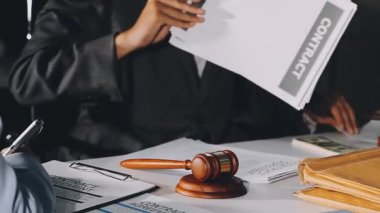 Belgelerle çalışan avukat