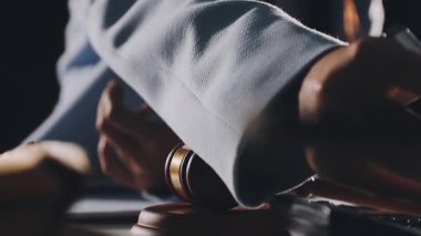 Adalet kavramı. Yargıç tokmağıyla masada tokmak var.