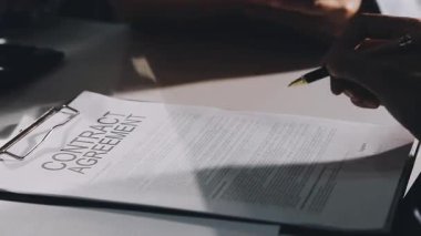 bir belgeyi imzalayan adama yakın plan