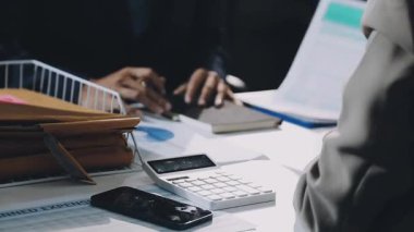 İşadamı ofiste notlar yazıyor.