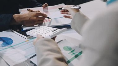 İş adamları modern ofiste çalışır.