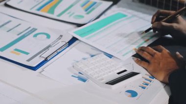 İş ekibi toplantı planlıyor ve tartışıyor.