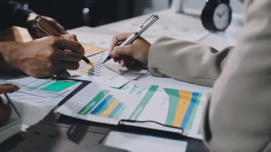 Genç işadamları mali planı tartışıyor ve planlıyor