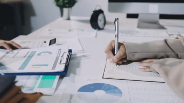 Genç bayan ofiste çalışıyor.