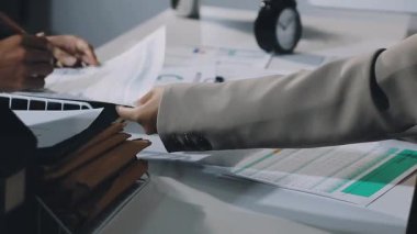 Ofiste çalışan genç iş kadını.