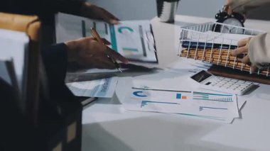 Ofiste çalışan iş kadınlarını kapatın..