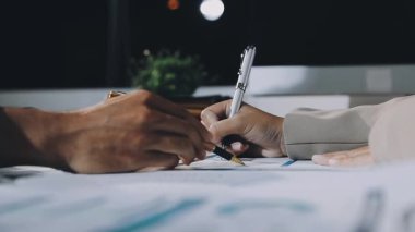 Mali belgeleri olan bir ofiste çalışan işadamı..