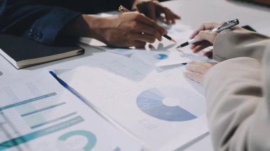 İş adamı ve kadın ofiste birlikte çalışıyorlar..