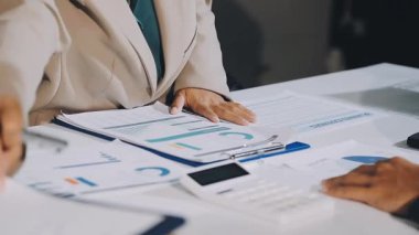 Ofisteki resepsiyonda çalışan iş adamlarını kapatın..