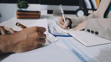 Genç iş kadını kontrat imzalıyor