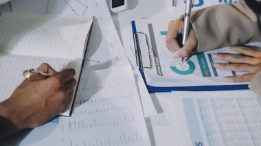 İş adamı hesap makinesiyle finansal tabloları analiz ediyor