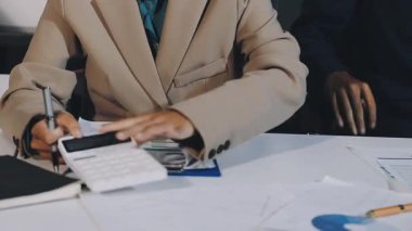 Not defterine yazan iş kadını.