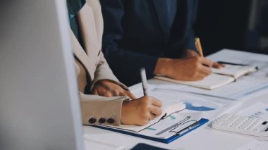 birlikte çalışma ofisinde işadamları