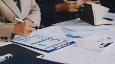 Ofiste çalışan iş adamları.