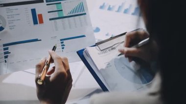 Kapat. Ofiste mali raporla çalışan işadamı.