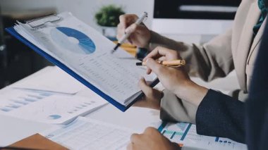 Belgelerle çalışan bir işadamı