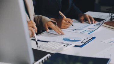 Modern bir ofiste genç bir işadamı