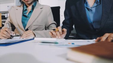 Genç Asyalı iş kadını modern ofiste çalışıyor..