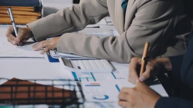 Belgeler ve belgelerle çalışan iş ekibi