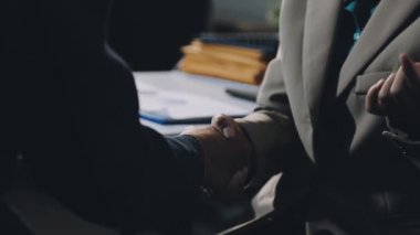 ofiste tokalaşırken işadamı