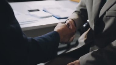 Modern iş toplantılarında iş adamlarının el sıkışması..