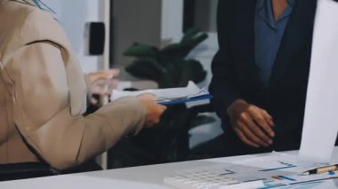 Yakın plan - iş kadınlarının elleri anlaşma yapıyor