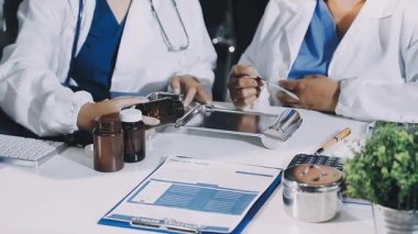 Doktor tıbbi danışma için tablet bilgisayar kullanıyor