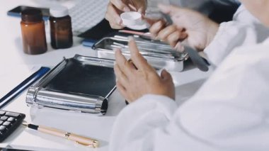 Adam dövme stüdyosunda dövme yaptırıyor..