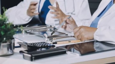 Laboratuvarda bir deney tüpüyle kalem tutan profesyonel kadın elleri.