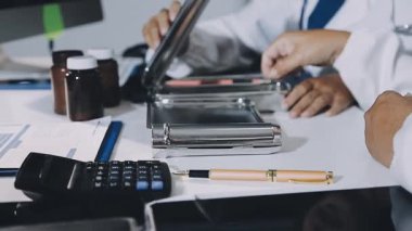 Hastanedeki termometreyi kullanarak doktoru kapat.