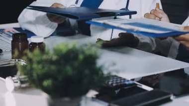 Modern ofiste çalışan bir doktor..