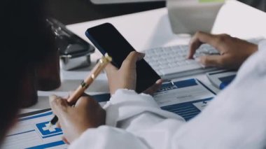 Yakın plan. Akıllı telefon tutan erkek eli.