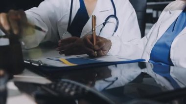 Doktor panoya yazı yazıyor.