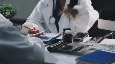 Doktor ofisteki panoya reçete yazıyor.