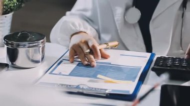 Ofiste çalışan bir doktor. profesyonel doktor