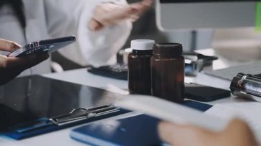 Profesyonel kadın kuaför güzellik salonunda manikür yapıyor..