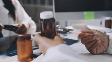 Hastanede elinde haplar ve haplar olan kadın doktorları kapatın.