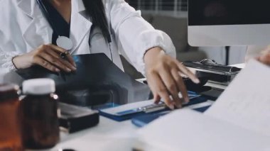 Kadın dişçi kliniğinde çalışıyor.