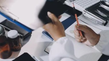 Kapalı - bir adamın eli kalem tutarken ve kağıda yazarken.