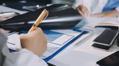 Ofiste dijital tablet üzerinde çalışan iş adamlarının kapatılması