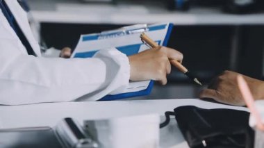 dikmek için dikiş iplikleri hazırlama terzi, örgü, kırpılmış fotoğraf kadar yakın. örme kumaş tutan kadın. Dikiş